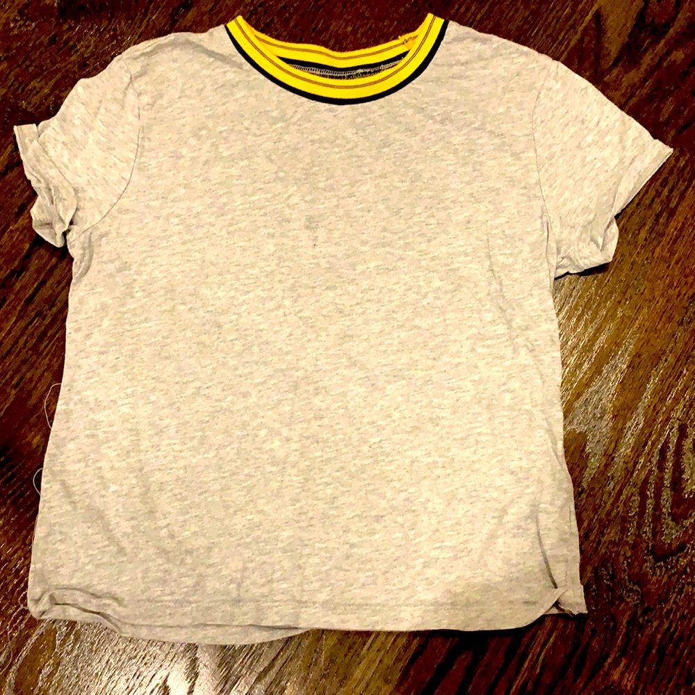 Grey cropped pacsun basics tee with yellow accents